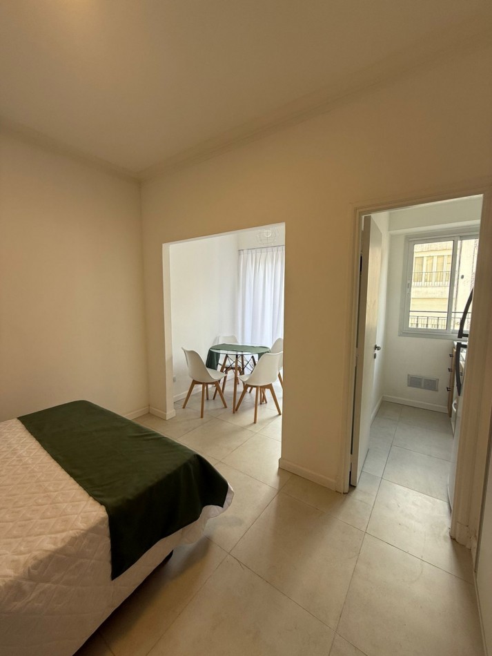 Venta departamento 1 ambiente con balcon a la calle en el centro