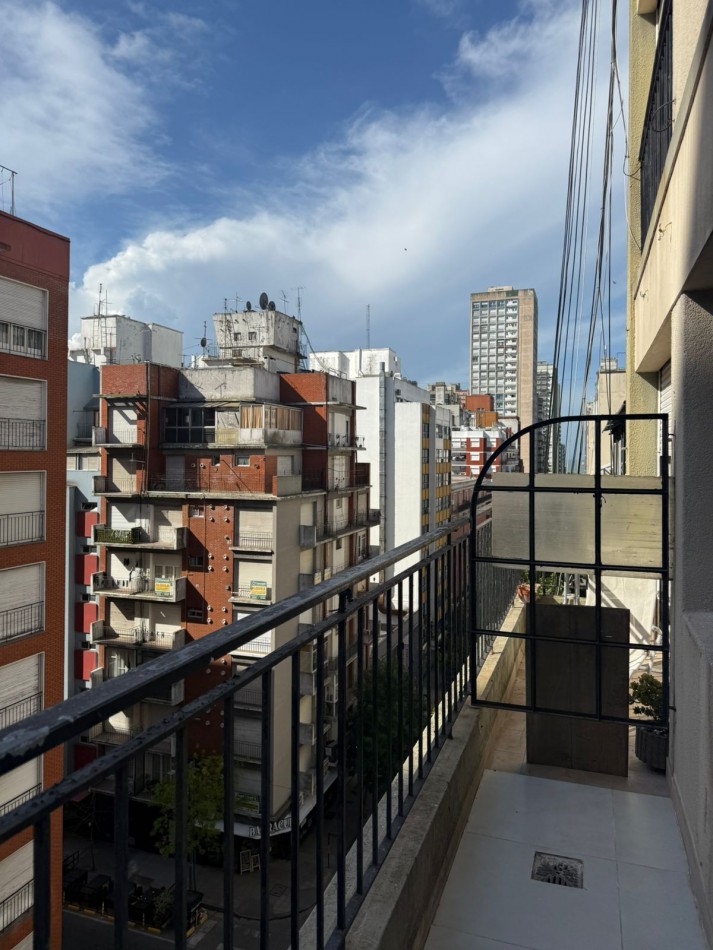 Venta departamento 1 ambiente con balcon a la calle en el centro
