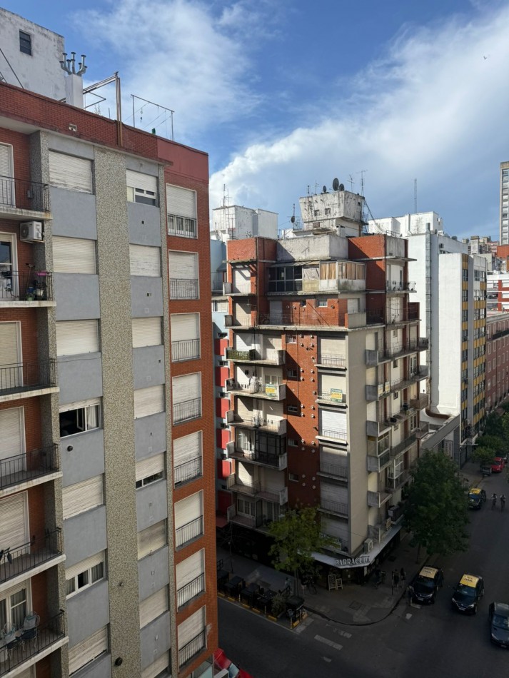 Venta departamento 1 ambiente con balcon a la calle en el centro