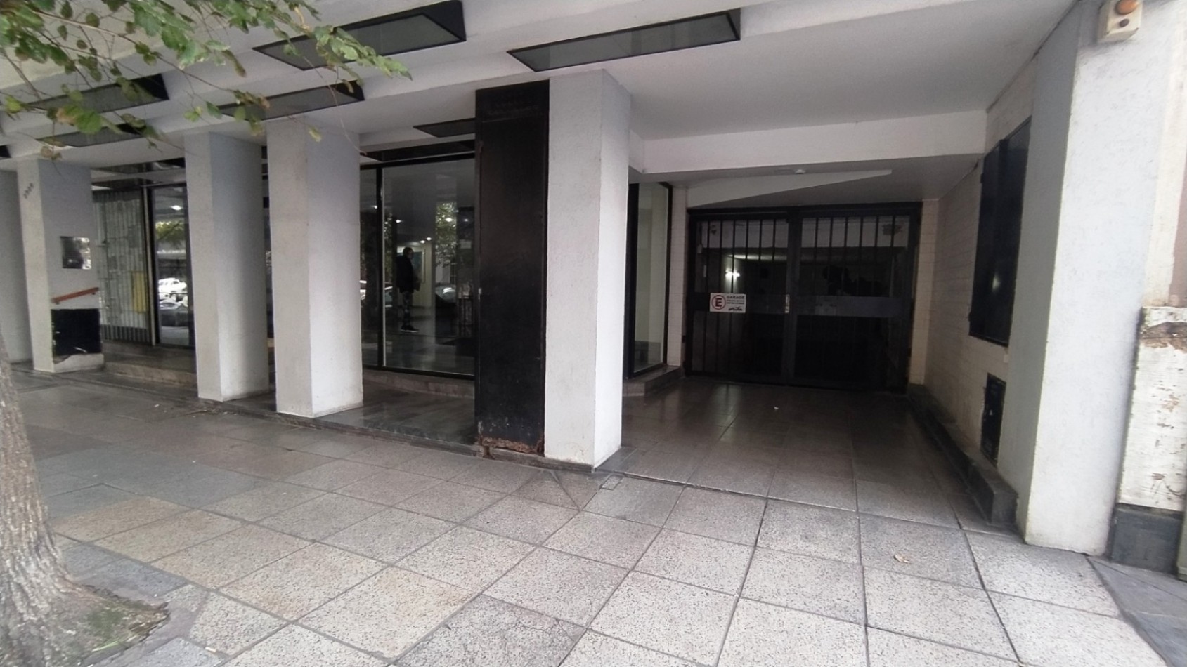 Venta departamento 2 ambientes con balcon y cochera en zona Plaza Colon 