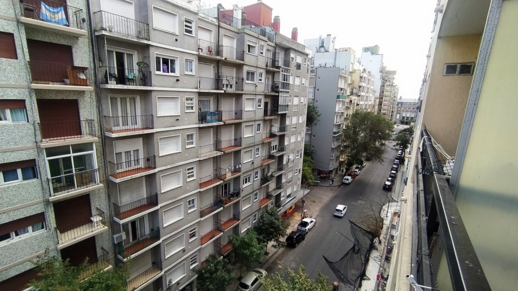 Venta departamento 2 ambientes con balcon y cochera en zona Plaza Colon 