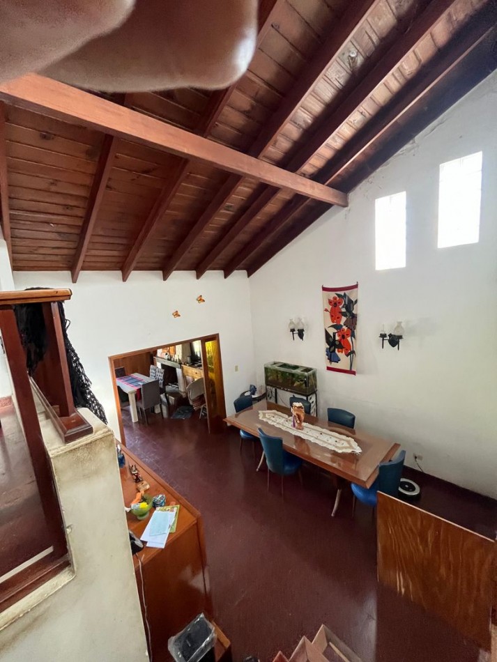 Venta de casa 4 ambientes mas departamento en Villa Primera