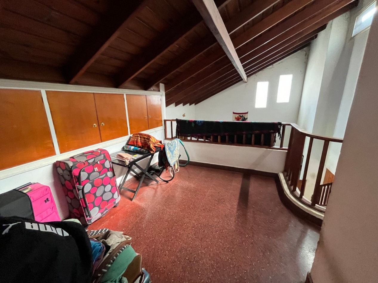 Venta de casa 4 ambientes mas departamento en Villa Primera