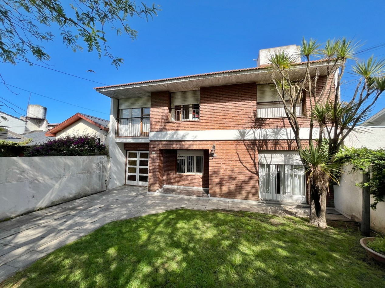 Venta de casa 4 ambientes mas departamento en Villa Primera