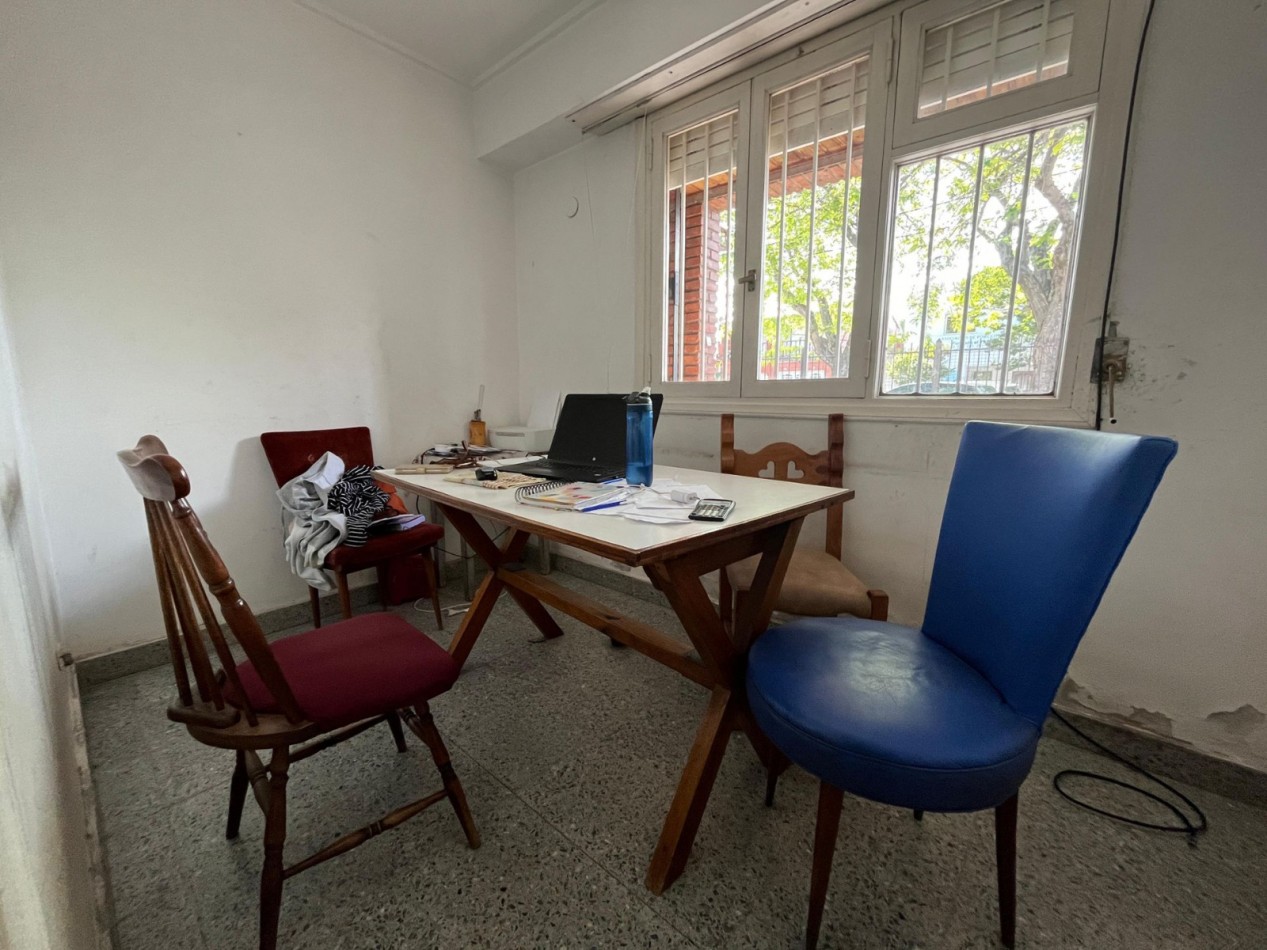 Venta de casa 4 ambientes mas departamento en Villa Primera