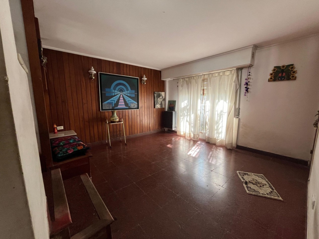 Venta de casa 4 ambientes mas departamento en Villa Primera