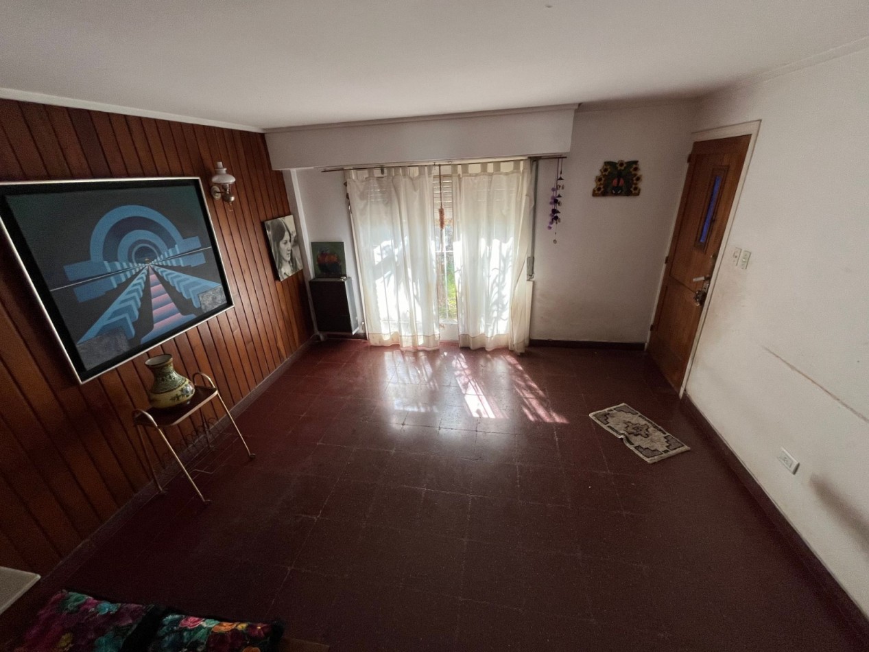 Venta de casa 4 ambientes mas departamento en Villa Primera