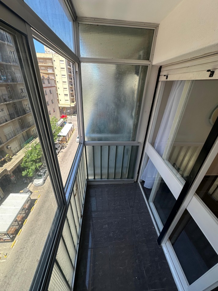 Venta departamento 2 ambientes con balcon en el centro