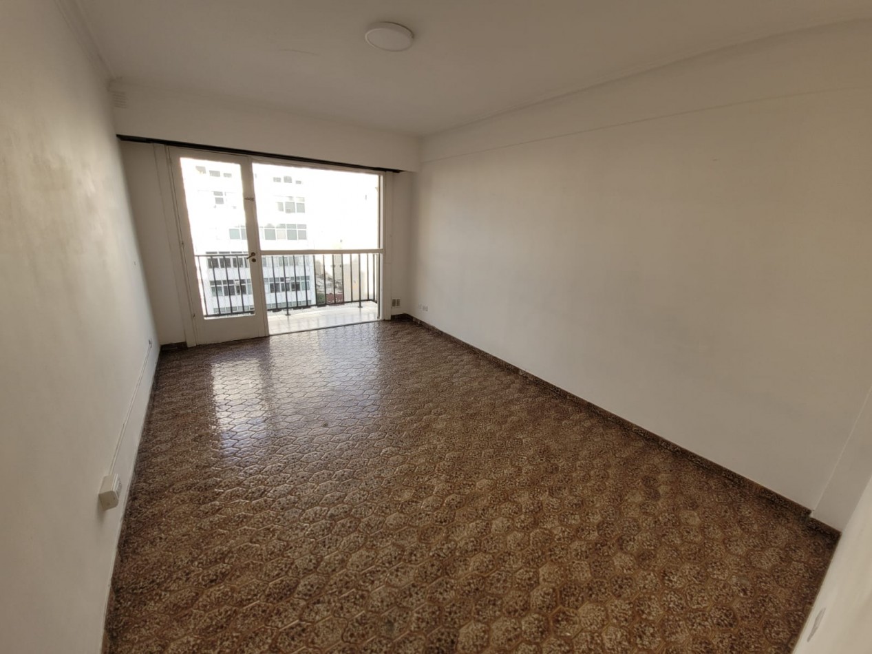 Venta departamento 2 ambientes con balcon a la calle 