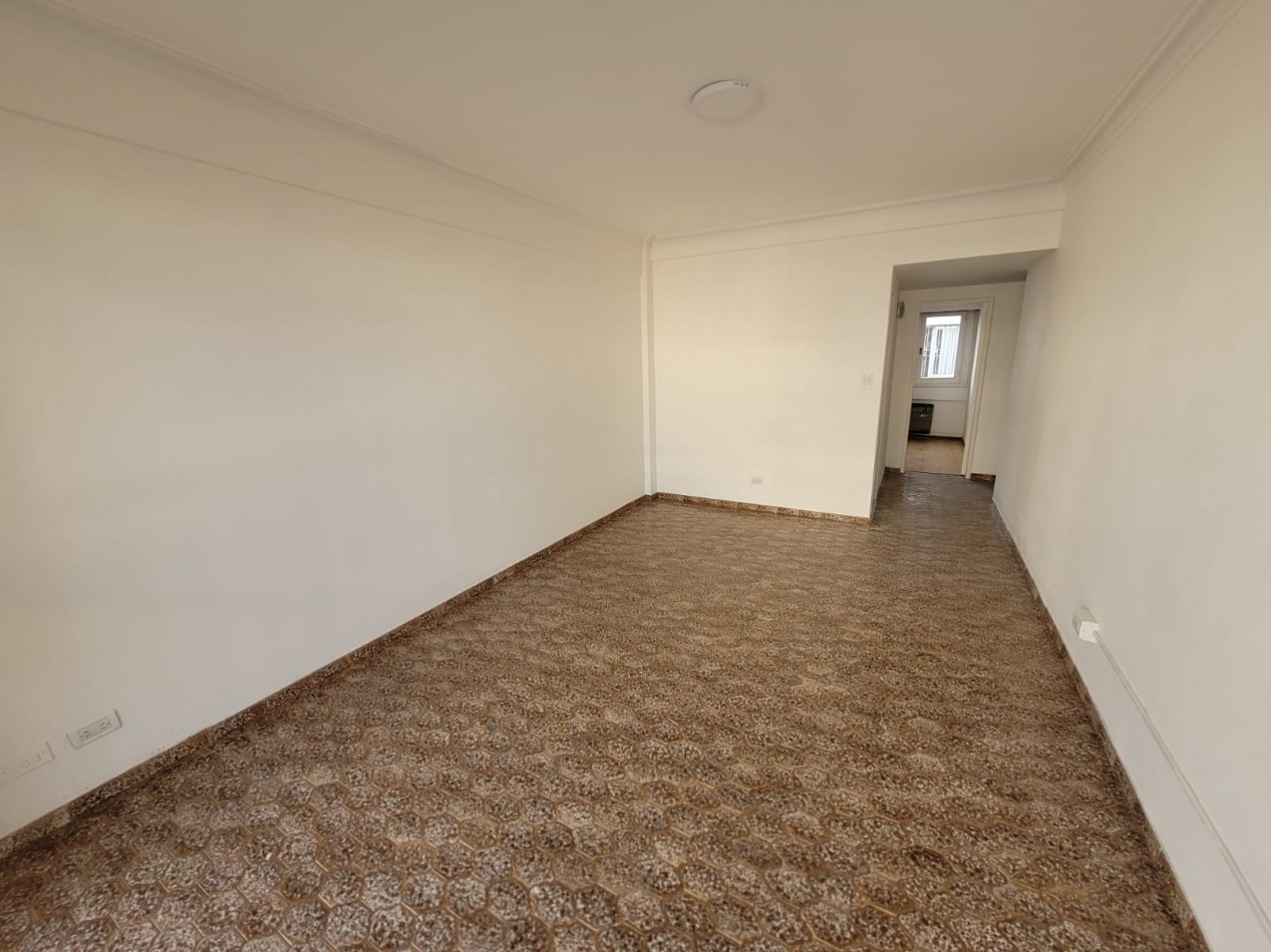Venta departamento 2 ambientes con balcon a la calle 