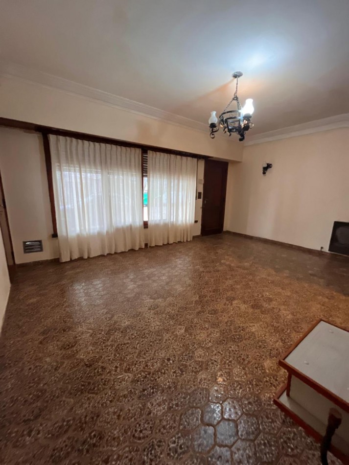 Venta chalet 4 ambientes con garage en barrio Sarmiento