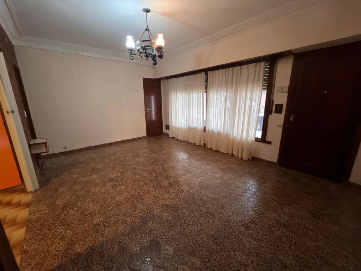 Venta chalet 4 ambientes con garage en barrio Sarmiento