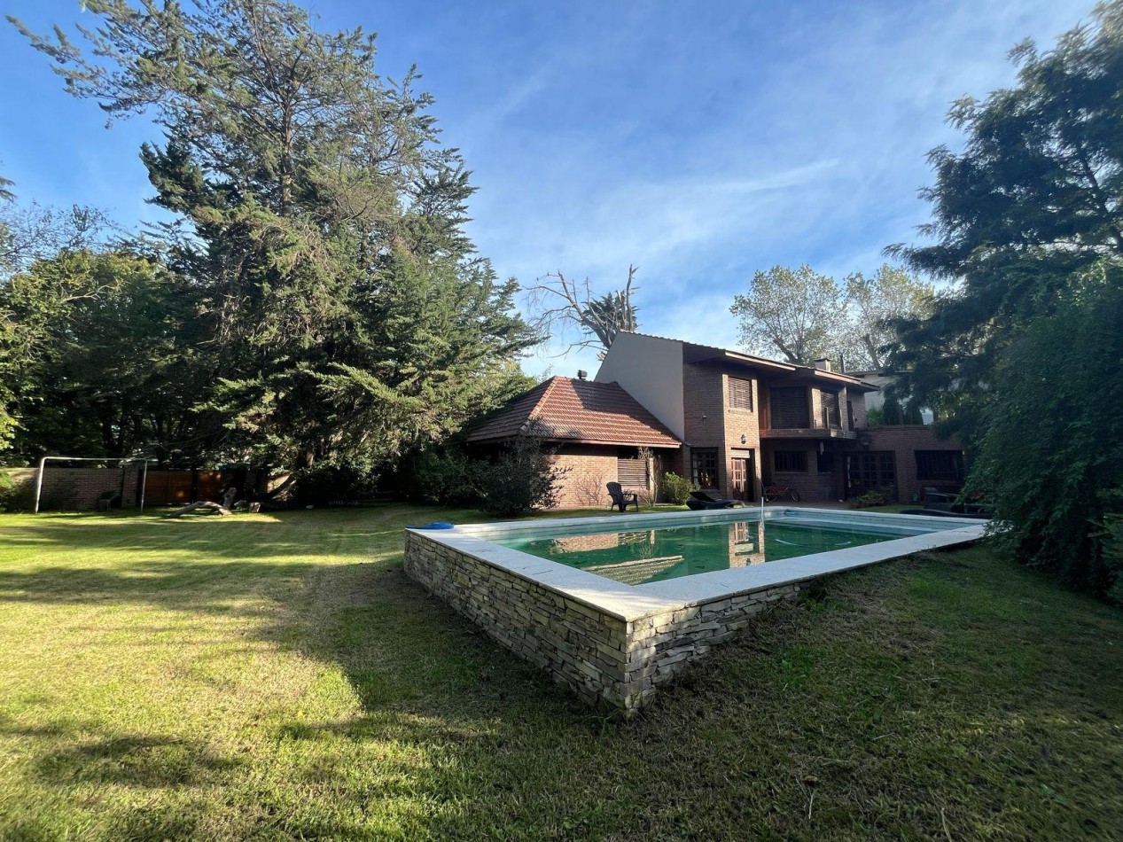 Venta chalet 6 ambientes sobre dos lotes en barrio el Grosellar