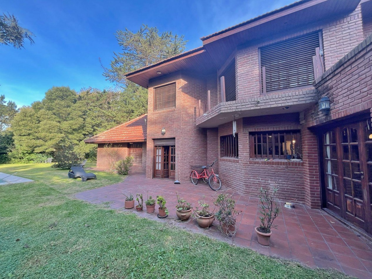Venta chalet 6 ambientes sobre dos lotes en barrio el Grosellar