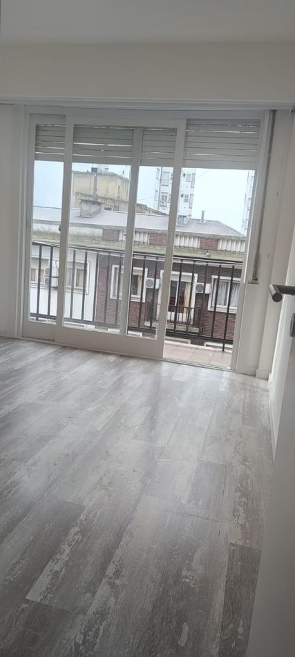 Venta departamento 2 ambientes con dependencia y balcon a la calle