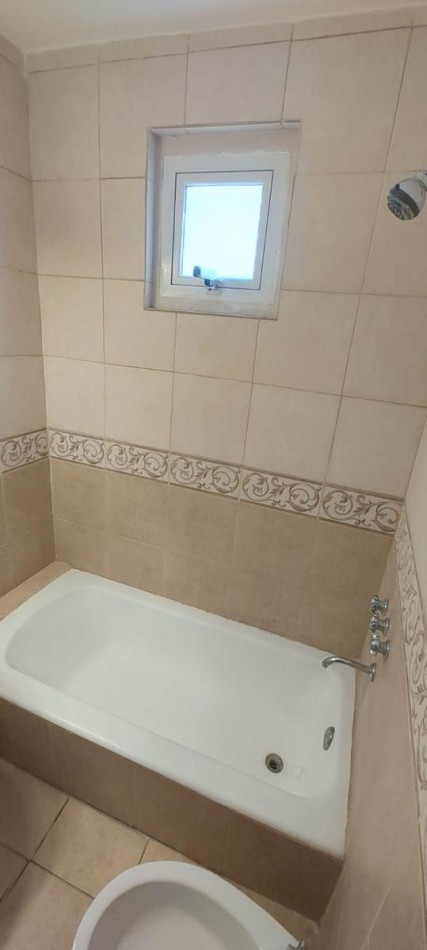 Venta departamento 2 ambientes con dependencia y balcon a la calle