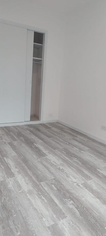 Venta departamento 2 ambientes con dependencia y balcon a la calle
