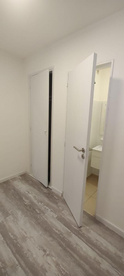 Venta departamento 2 ambientes con dependencia y balcon a la calle