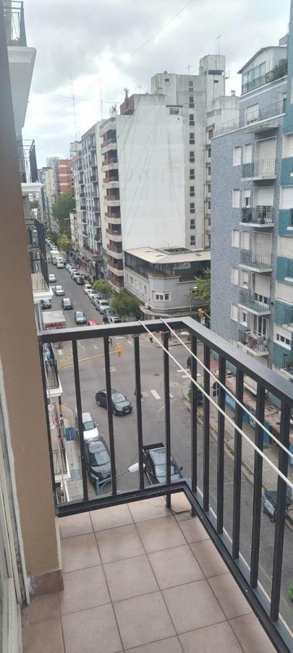 Venta departamento 2 ambientes con dependencia y balcon a la calle