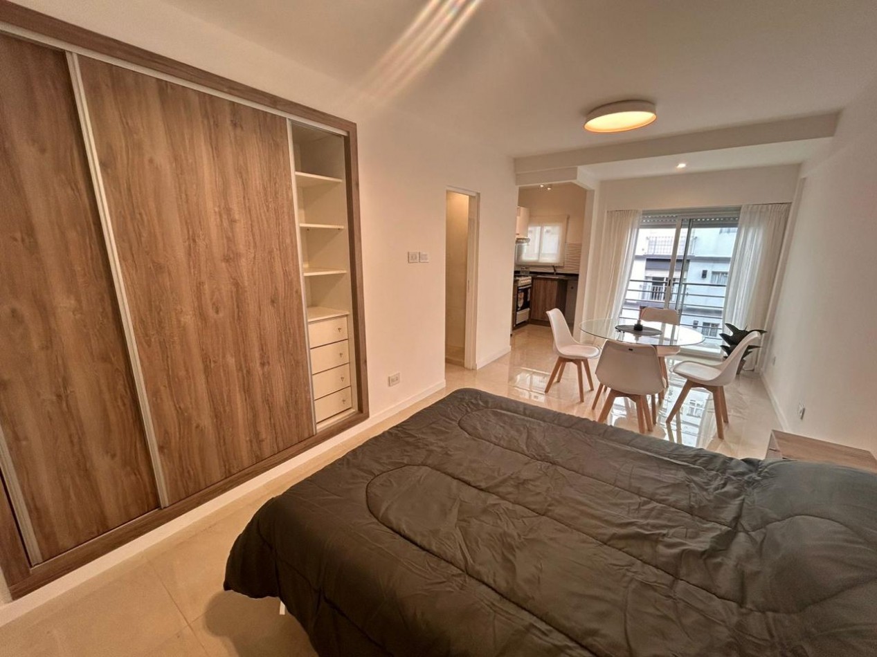 Venta departamento 1 ambiente con balcon a la calle en el centro