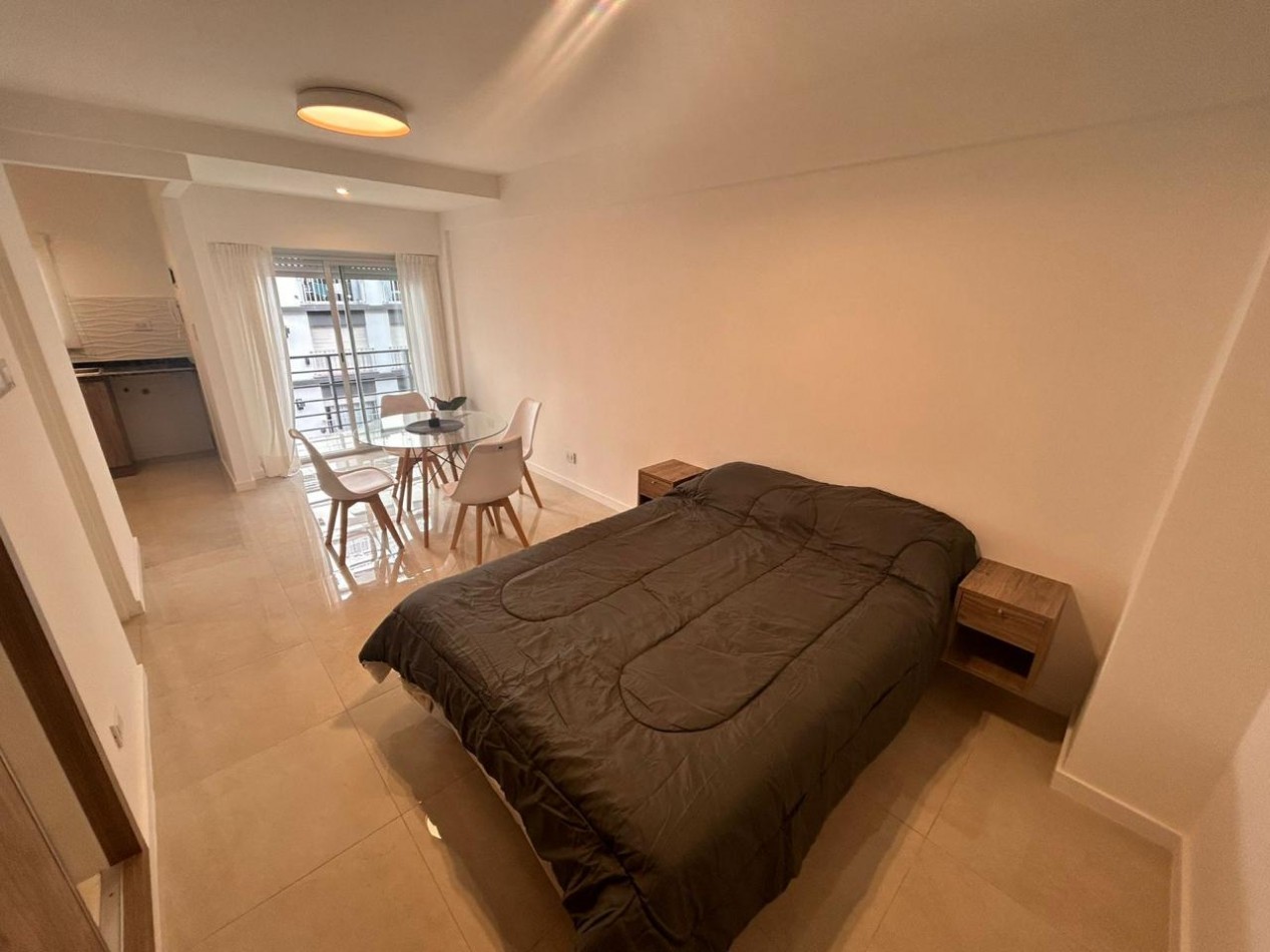 Venta departamento 1 ambiente con balcon a la calle en el centro