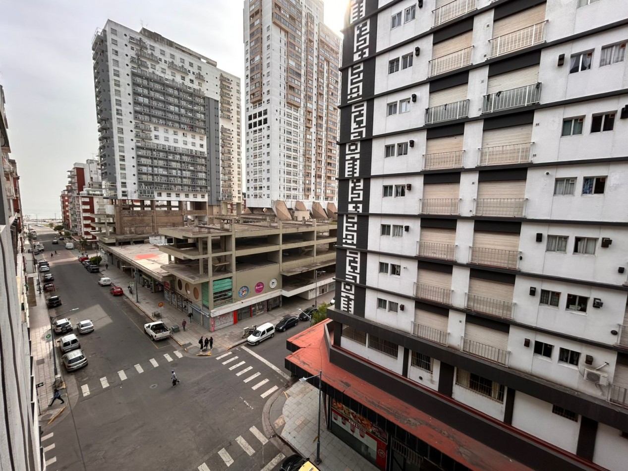 Venta departamento de 1 ambiente a la calle con balcon y vista lateral al mar