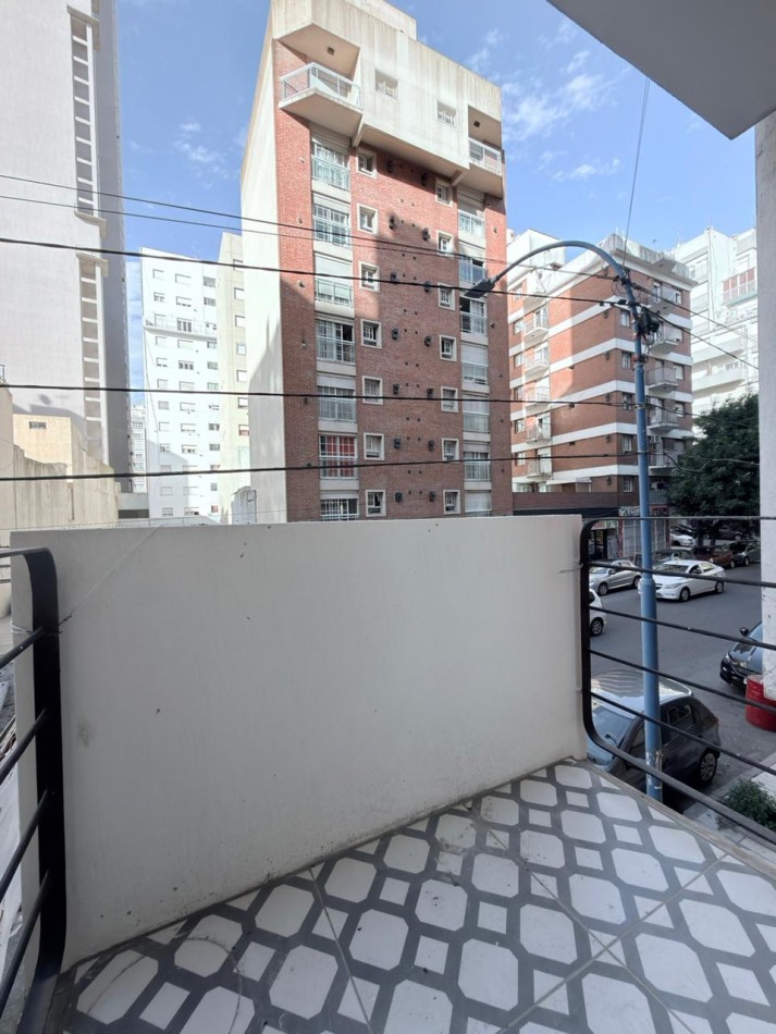 Venta Departamento de 2 Ambientes con Balcon a la Calle