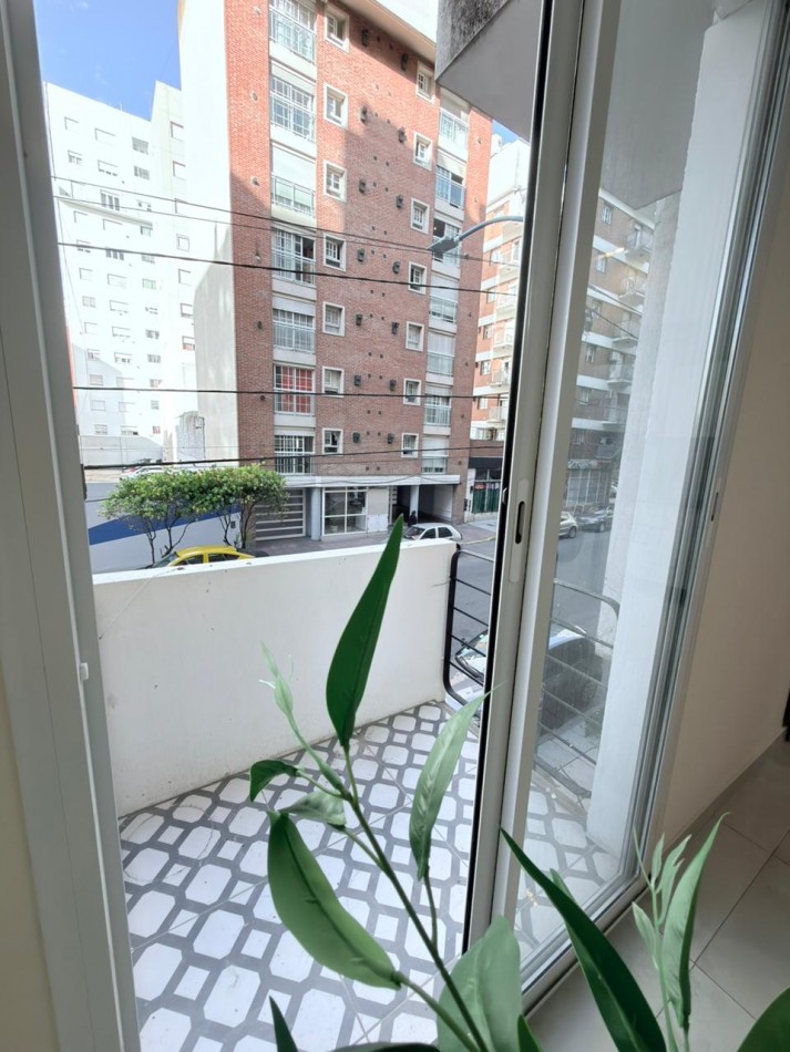 Venta Departamento de 2 Ambientes con Balcon a la Calle