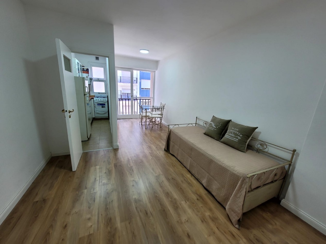 Venta departamento 1 ambiente con balcon saliente en Plaza Colon 