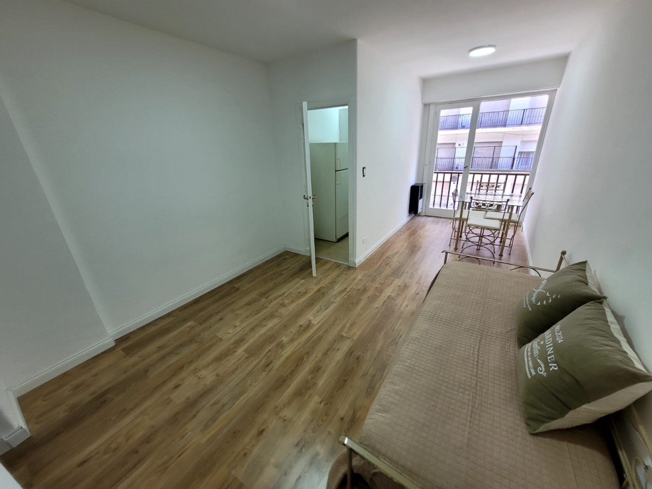 Venta departamento 1 ambiente con balcon saliente en Plaza Colon 