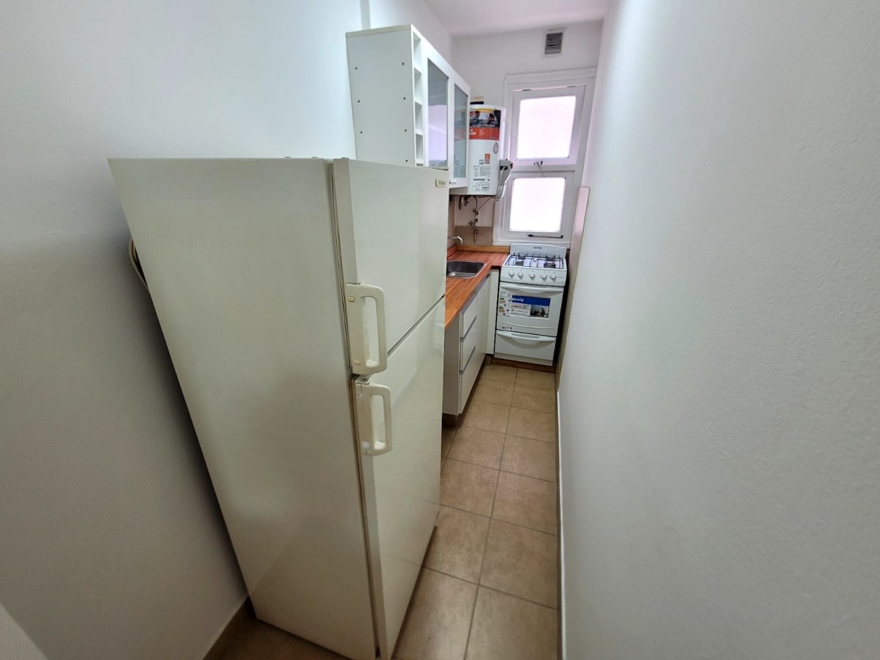 Venta departamento 1 ambiente con balcon saliente en Plaza Colon 