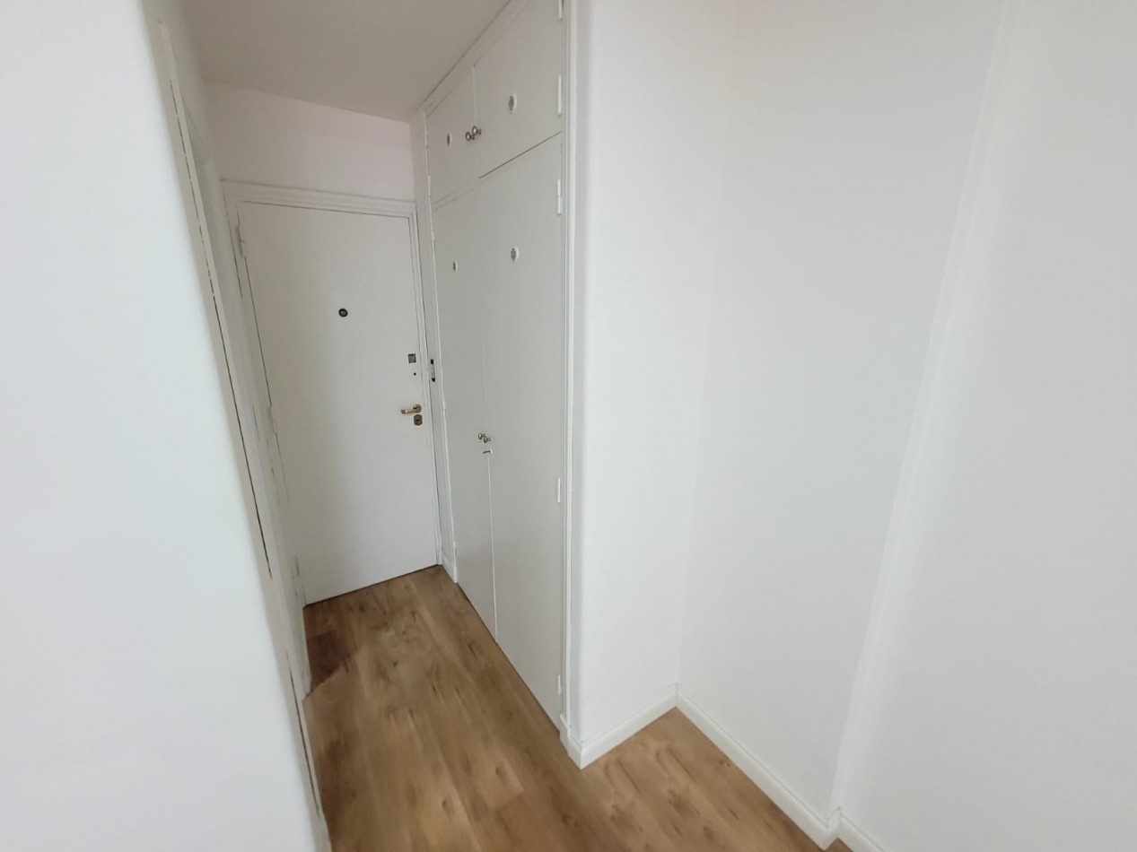 Venta departamento 1 ambiente con balcon saliente en Plaza Colon 