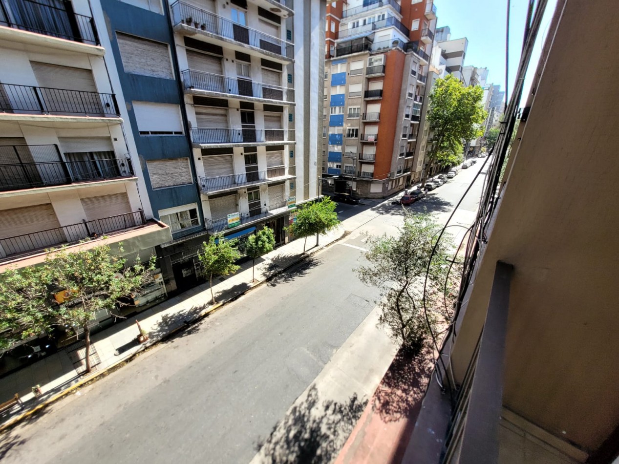 Venta departamento 1 ambiente con balcon saliente en Plaza Colon 