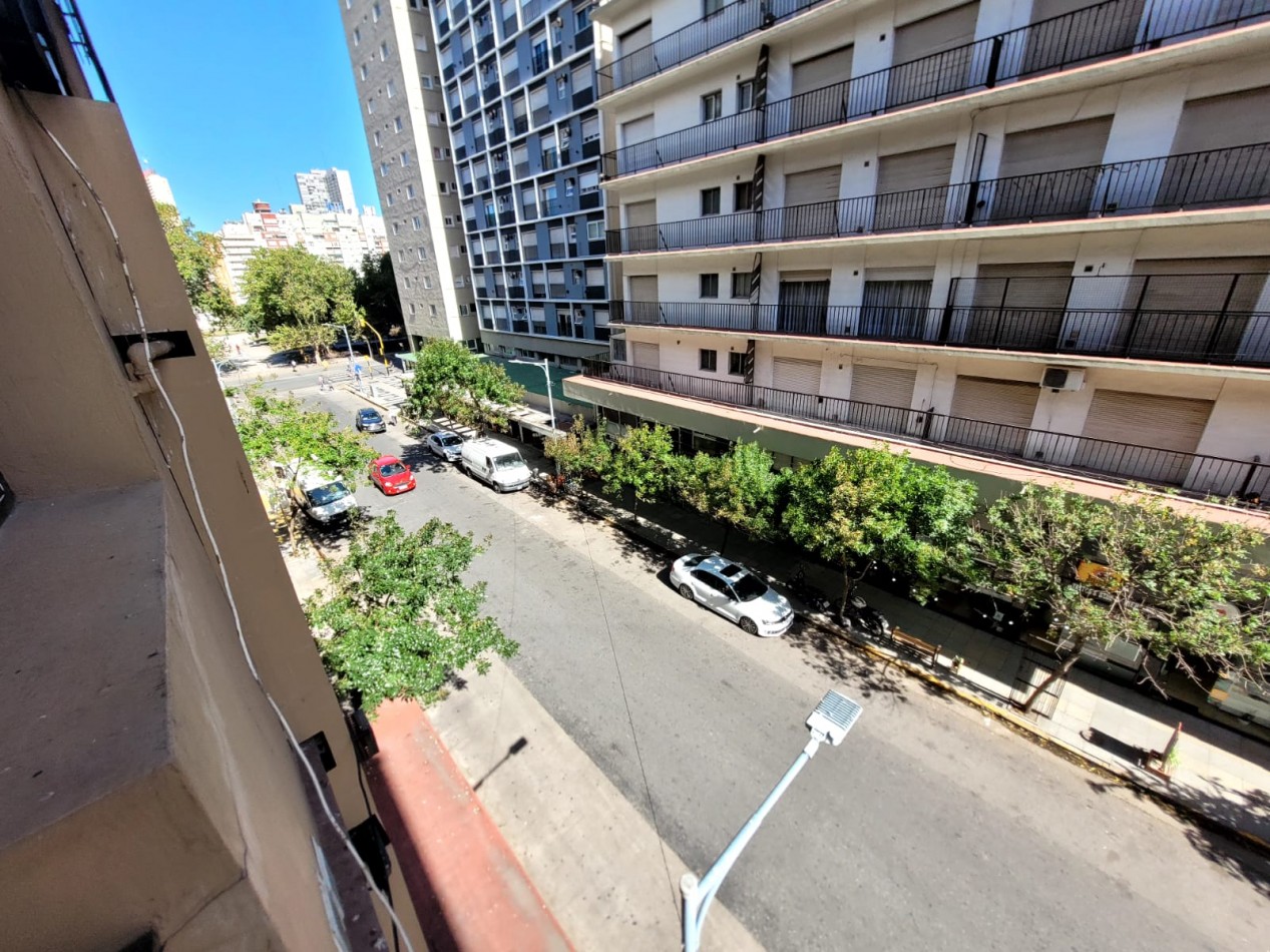 Venta departamento 1 ambiente con balcon saliente en Plaza Colon 