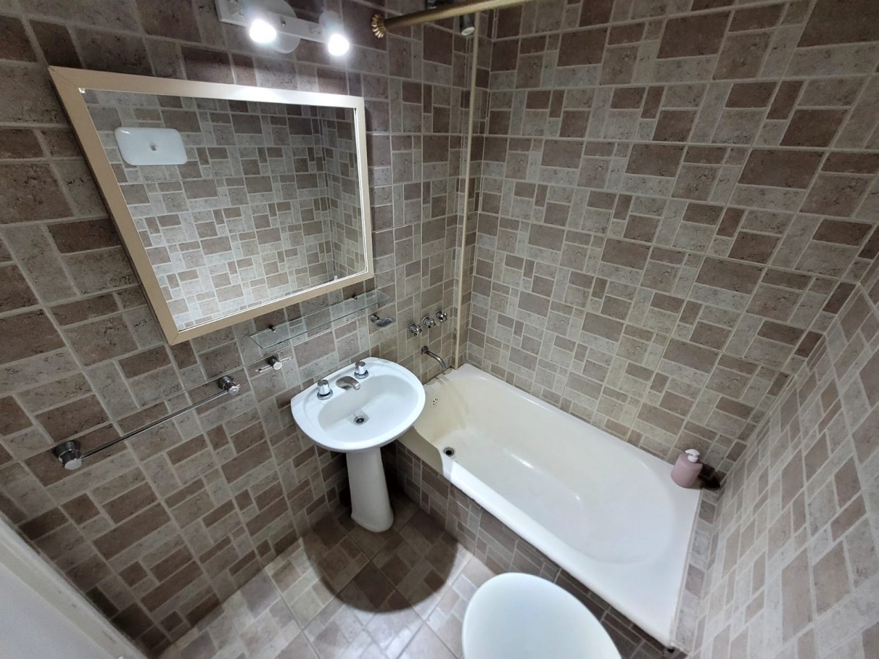 Venta departamento 1 ambiente con balcon saliente en Plaza Colon 