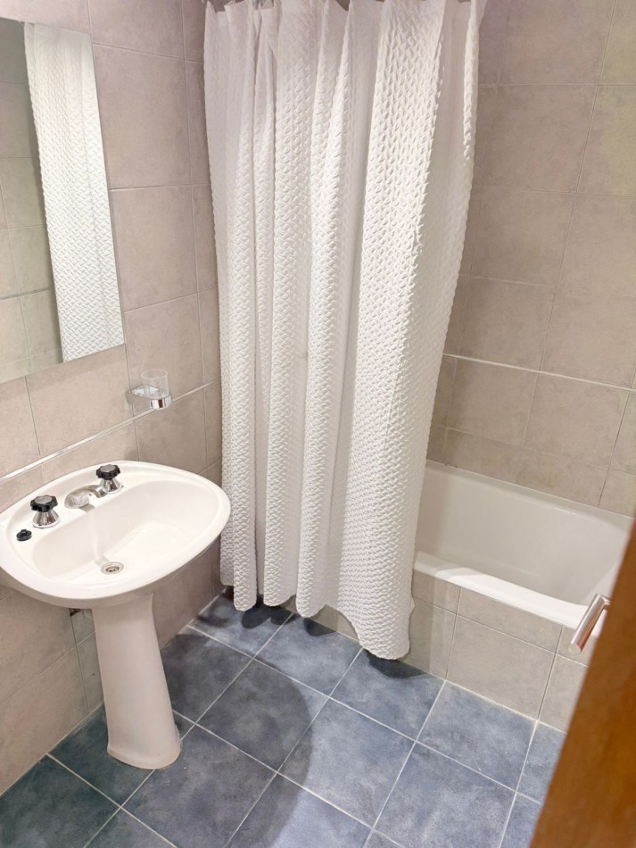 Venta departamento 3 ambientes con dependencia y balcon a la calle en el centro