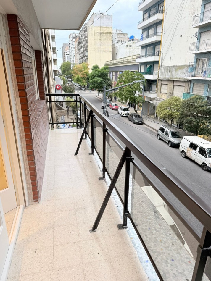 Venta departamento 3 ambientes con dependencia y balcon a la calle en el centro