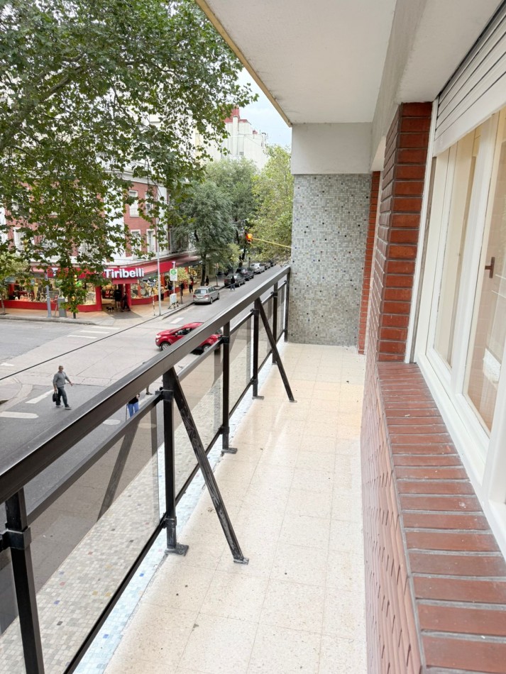 Venta departamento 3 ambientes con dependencia y balcon a la calle en el centro