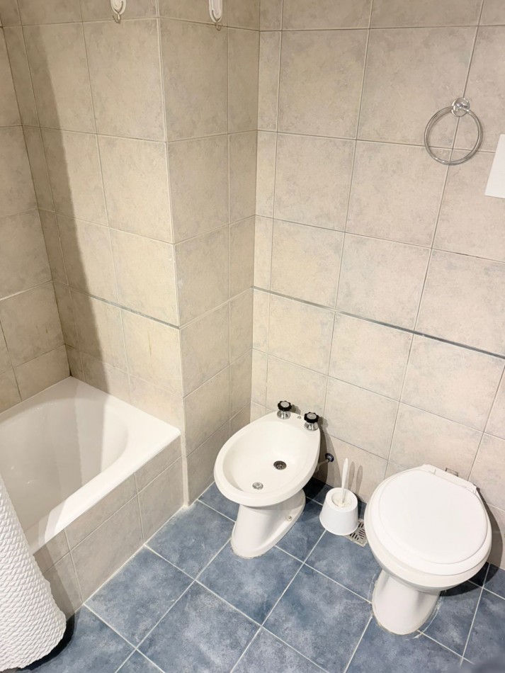 Venta departamento 3 ambientes con dependencia y balcon a la calle en el centro