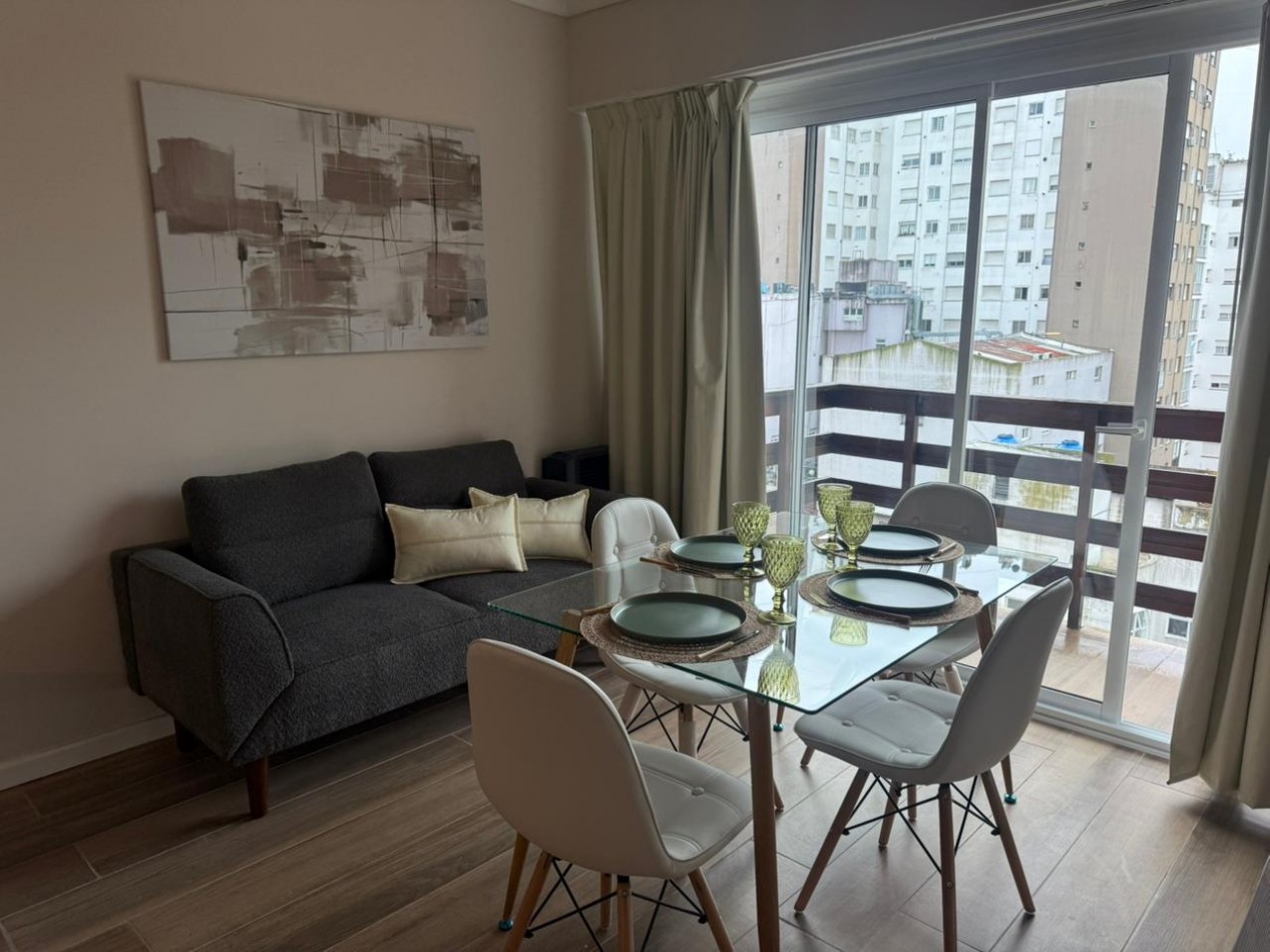 Venta departamento 1 ambiente con balcon a la calle en Plaza Mitre 