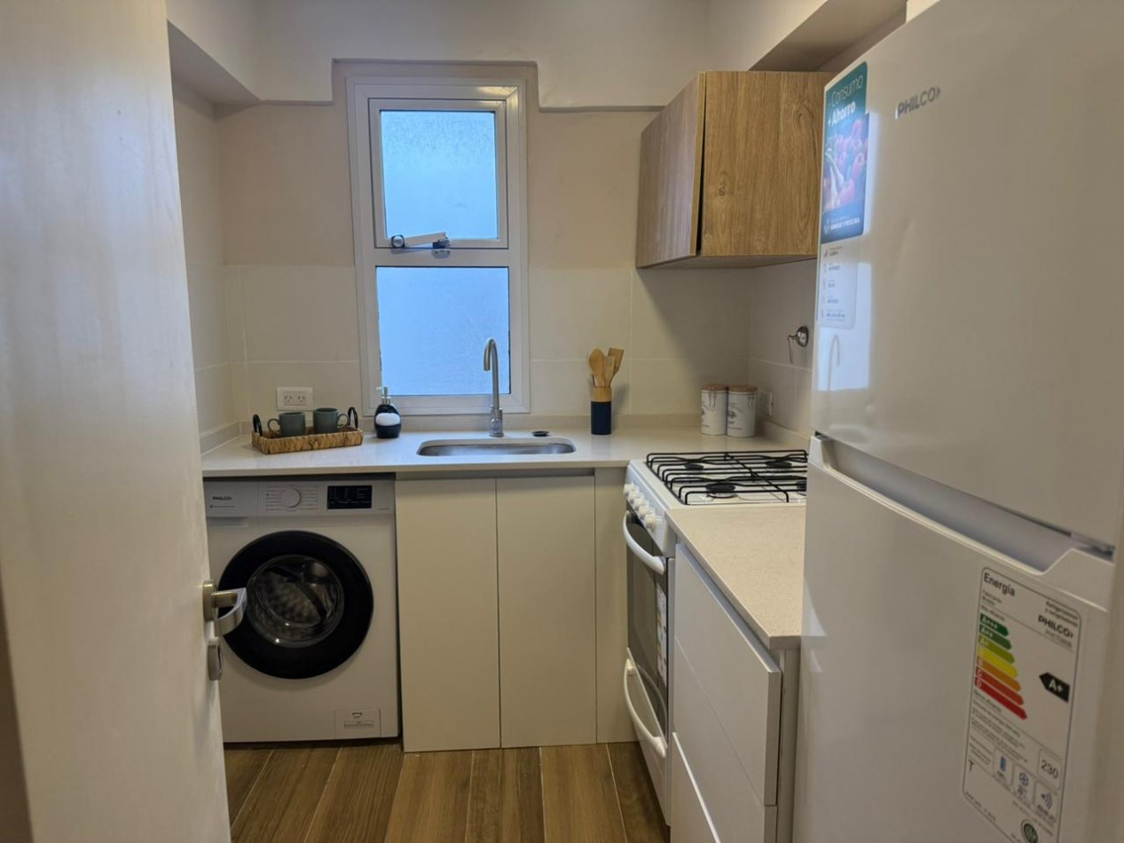 Venta departamento 1 ambiente con balcon a la calle en Plaza Mitre 