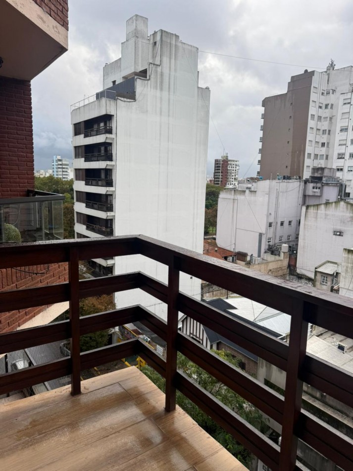 Venta departamento 1 ambiente con balcon a la calle en Plaza Mitre 