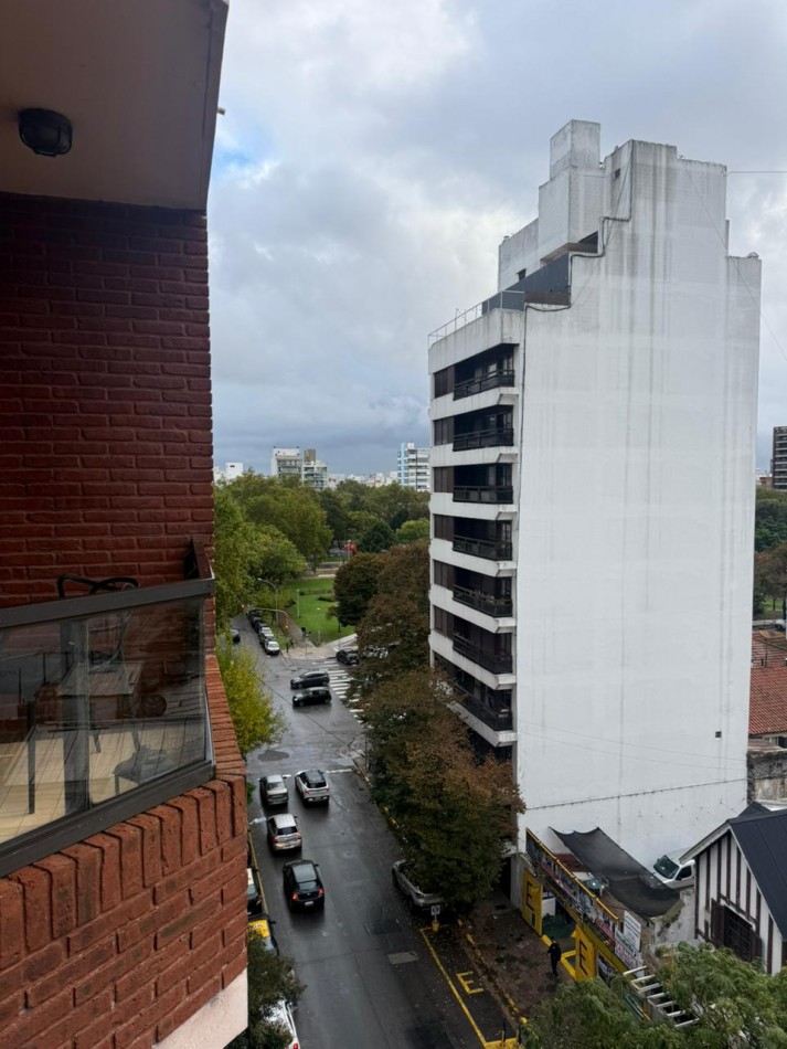 Venta departamento 1 ambiente con balcon a la calle en Plaza Mitre 