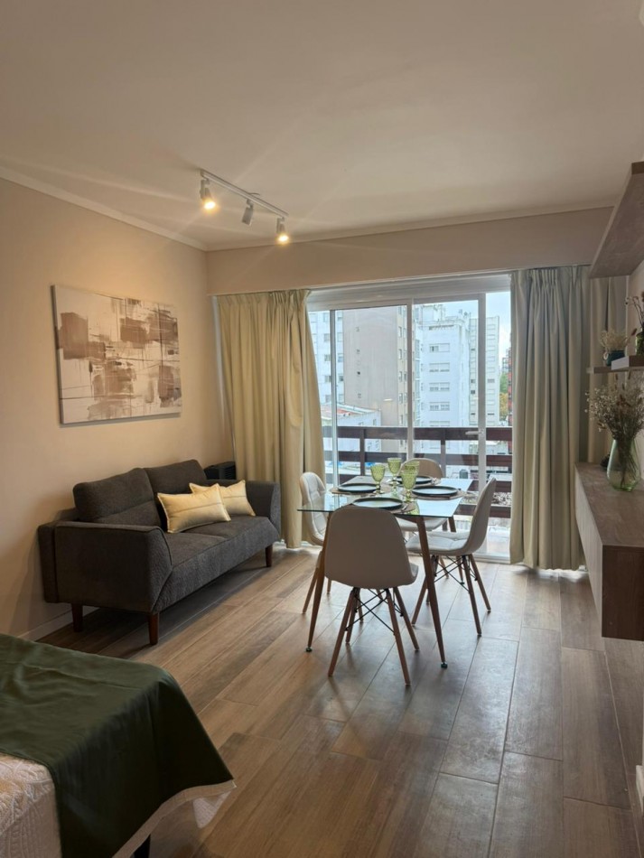 Venta departamento 1 ambiente con balcon a la calle en Plaza Mitre 