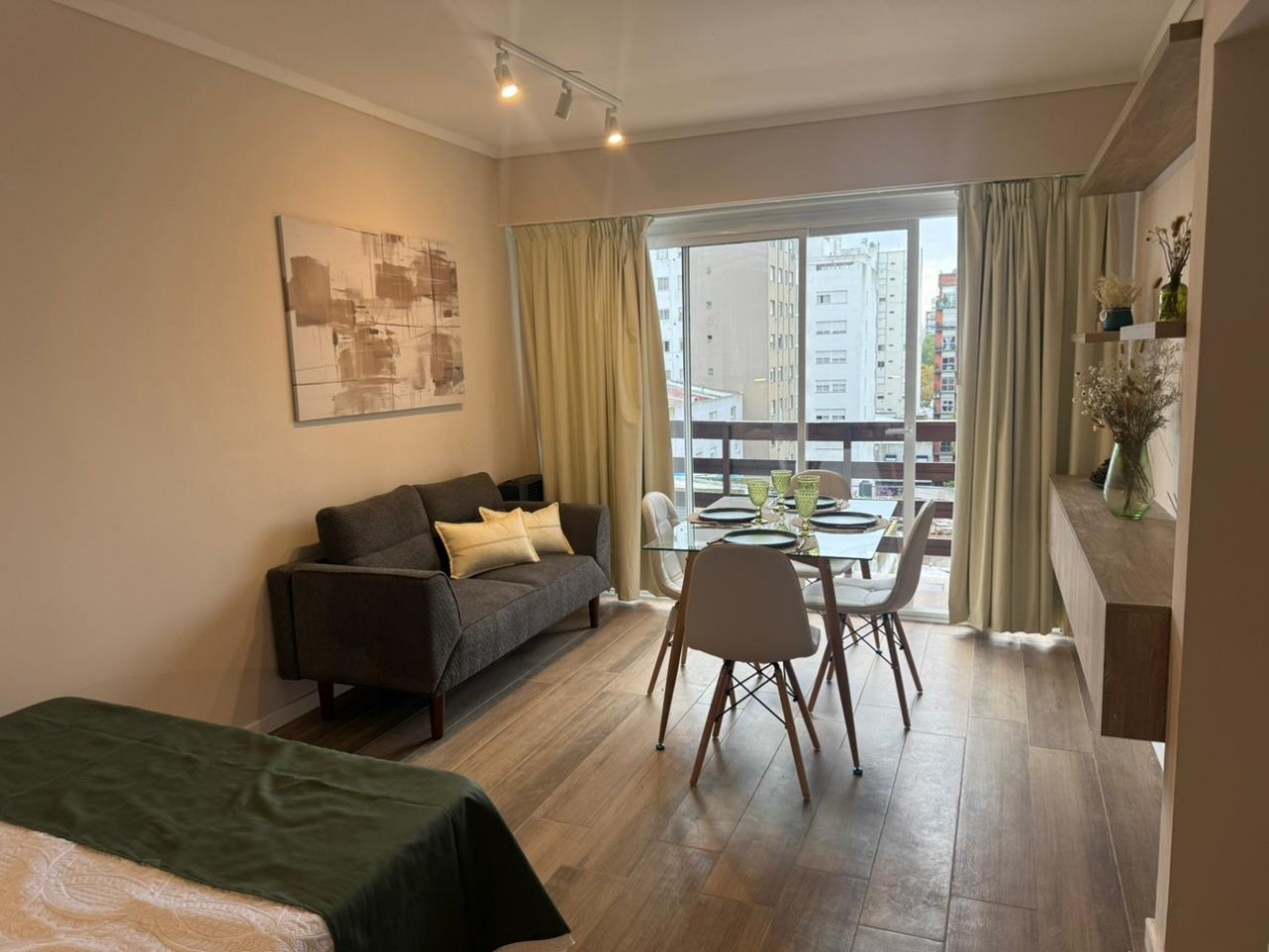 Venta departamento 1 ambiente con balcon a la calle en Plaza Mitre 