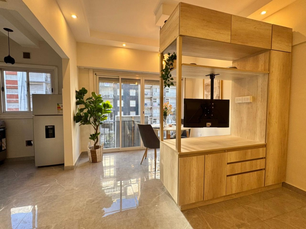 Venta departamento 1 ambiente con balcon frances a la calle en Plaza Colon 