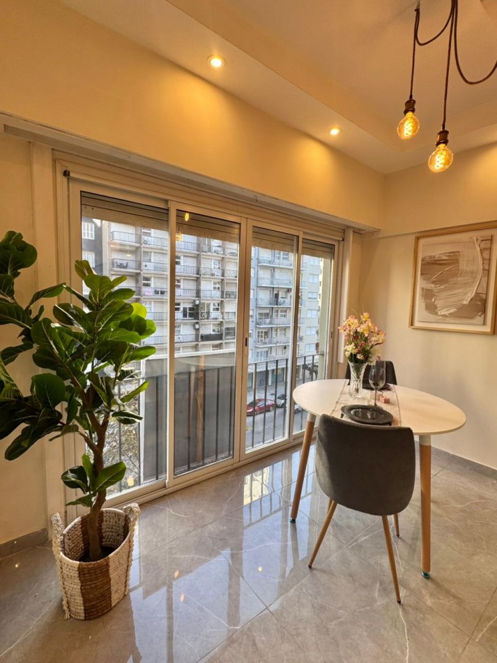 Venta departamento 1 ambiente con balcon frances a la calle en Plaza Colon 