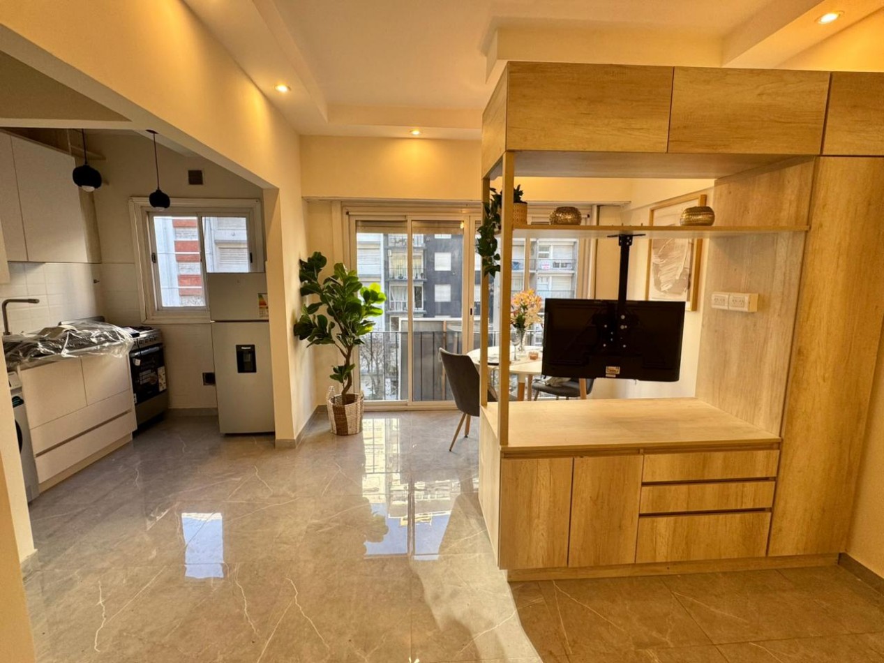 Venta departamento 1 ambiente con balcon frances a la calle en Plaza Colon 