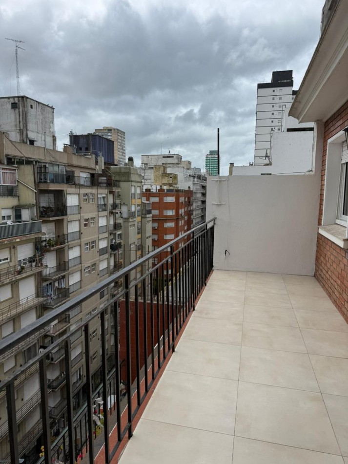 Venta departamento 3 ambientes con dependencia y balcon terraza a la calle