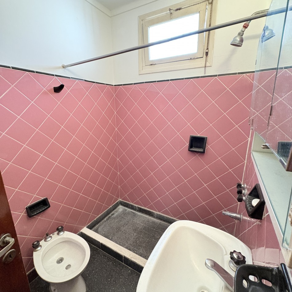 Venta de casa 3 ambientes con garage y parque en el Gaucho
